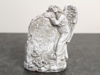 Figurka betonowa ANIOŁ Z TABLICĄ 12,5x11x6,5 cm SZARA