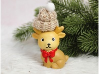 Figurka ceramiczna RENIFER w wełnianej czapce 9x5x4 cm (32080-2)