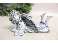 Figurka polyresin ANIOŁ leżący, wianek 20x8,5x8,5 cm