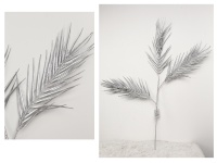 Gałązka dekoracyjna, plastikowa PALMA 3-ramienna wys. 83 cm SREBRNA