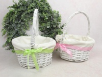 Koszyk wiklinowy BIAŁY wyściełany materiałem z wstążką (różowa, zielona mix) 27x22x13 cm