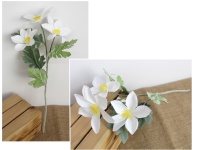 Kwiat KLEMATIS wys. 51 cm, omszona łodyga z liśćmi (3 kwiaty silikonowe 12x3 cm) BIAŁY