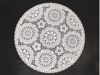 Mata stołowa- tw.sztuczne okrągła BIAŁA z przezroczystą folią 38 cm