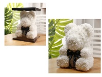 Miś, niedźwiadek z białych piankowych róż w pudełku z czarną kokardą 40 cm