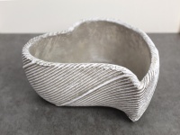 Osłonka betonowa SERCE W PASY 20,5x18x7,5 cm SZARA