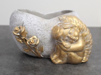 Osłonka betonowa SERCE ZE ZŁOTYM ANIOŁEM I RÓŻĄ 17x12x10 cm SZARA