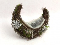 Osłonka z gałązek, mchu, szyszek ŁÓDKA 23x20x13 cm