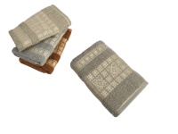 Ręcznik łazienkowy 137x67 cm wzór Kwiat , kwadraty MIX KOLOR - 1 szt