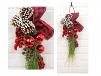 Stroik świąteczny z kokardą, dzwoneczkami, szyszką - 50 cm